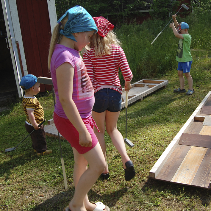 lapsia kylätalolla 2014