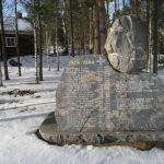 Kylältä sotaan lähteneiden muistokivi Lieskiven Pajamuseon takana.